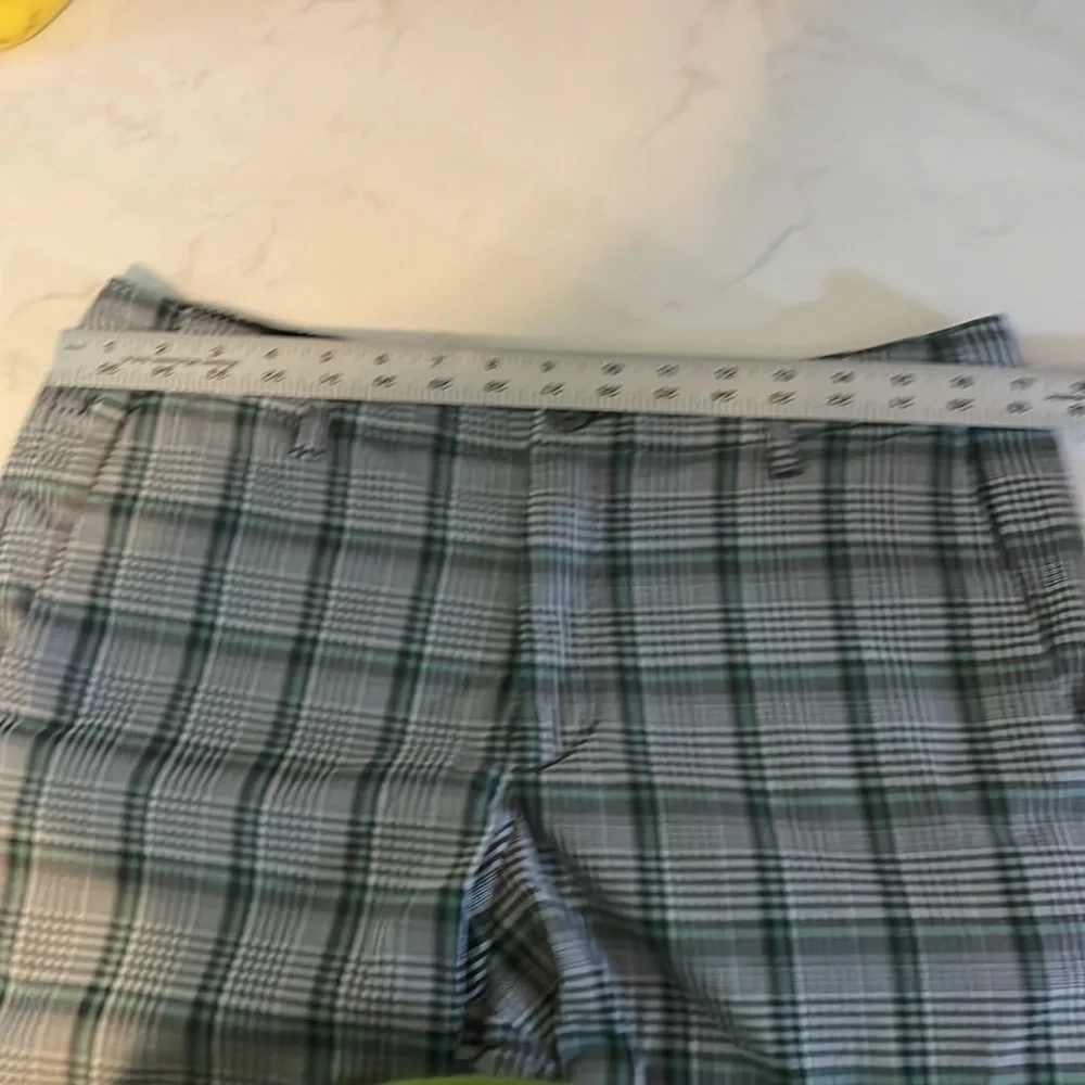 Tommy Bahama men’s golf shorts size 32. Gray‎ and green plaid.